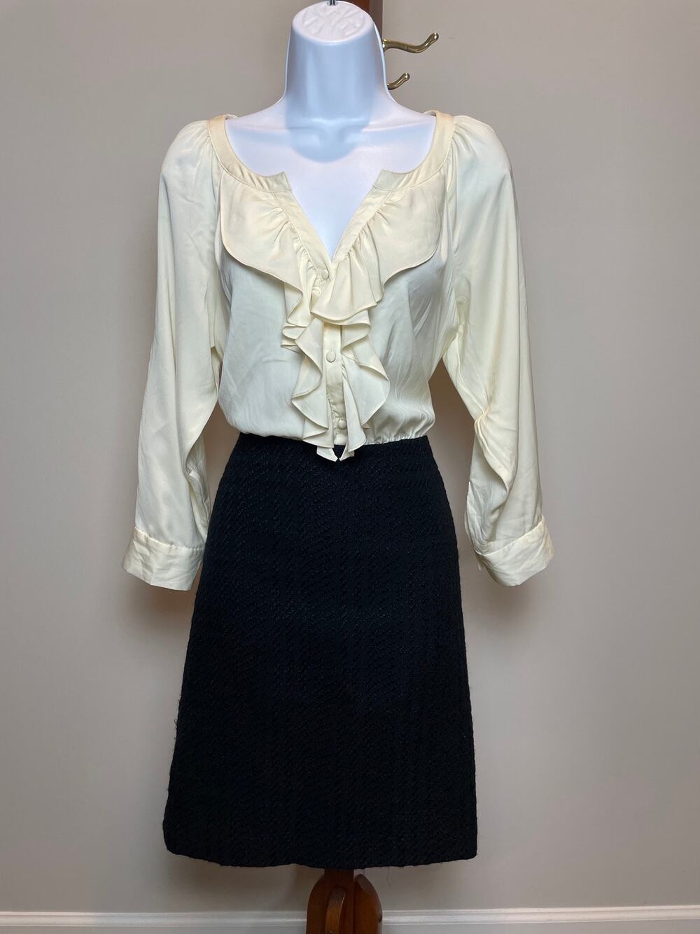 LOFT Mixed Media Dress Size 6 Cream Black Long Sleeve Ruffle Top Knee Length